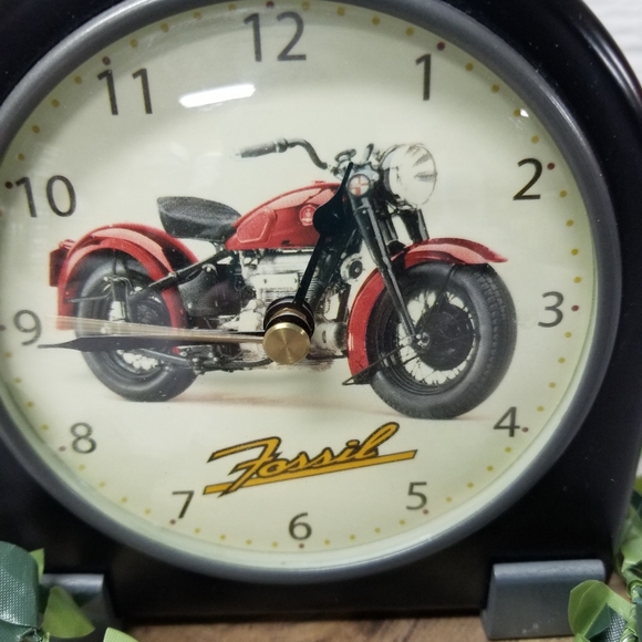 Fossil solid wood motorcycle desk clock - Picture 8 of 9